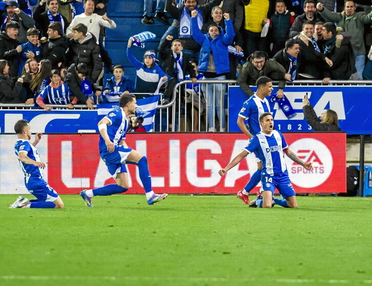 Tenaglia y sus compañeros celebran un gol que da tres puntos de oro al Alavés.