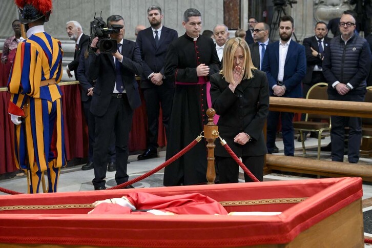 La primera ministra Meloni, el miércoles en el velatorio del Papa Francisco.