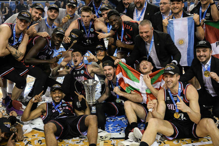Los jugadores del Surne Bilbao Basket celebran el título logrado en la cancha del PAOK.