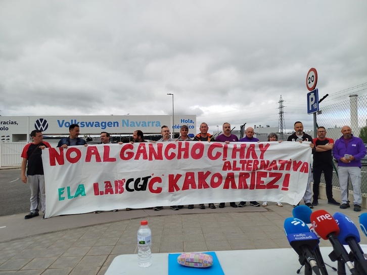 Imagen de la concentración convocada por ELA, LAB y CGT en Volkswagen Navarra.