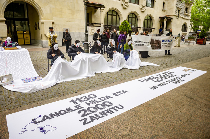 Imagen de la protesta organizada por Setem Hego Haizea y la Campaña Ropa Limpia en Gasteiz.
