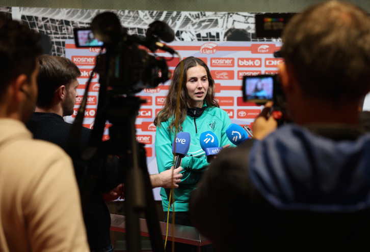 Irene Oguiza conversa con los medios en San Mamés.