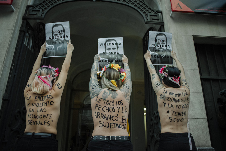 Tres activistas de Femen denuncian los casos de violencia sexual en el cine, en la Academia del Cine Español, en 2024.