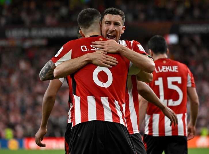 De Marcos eta Sancet, elkar besarkatzen, Rangersen aurkako Europa Leagueko kanporaketan.