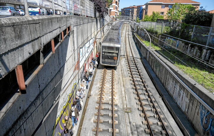 Viajeros abandonan un metro en Algorta después del apagón.