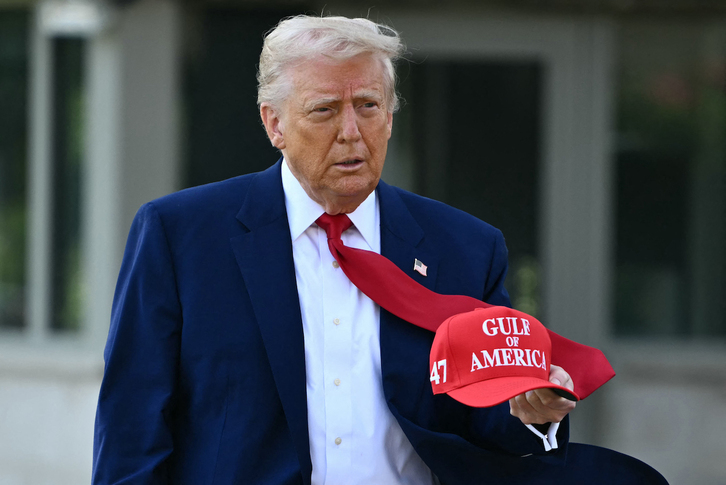 Donald Trump camino del mitin que ofreció en Michigan coincidiendo con sus cien días.