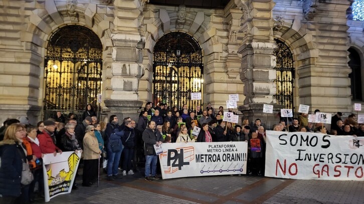 Movilización del vecindario de los barrios del sur de Bilbo ante el palacio foral.