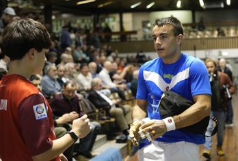 Iker Larrazabal, aurtengo Buruz Burukoan zale bati eskumuturrekoa ematen.