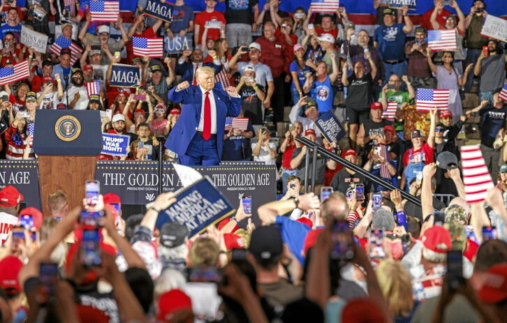 Donald Trump, bigarren agintaldiko lehen ehun egunak ospatzeko Detroiten (Michigan) egindako ekitaldian.