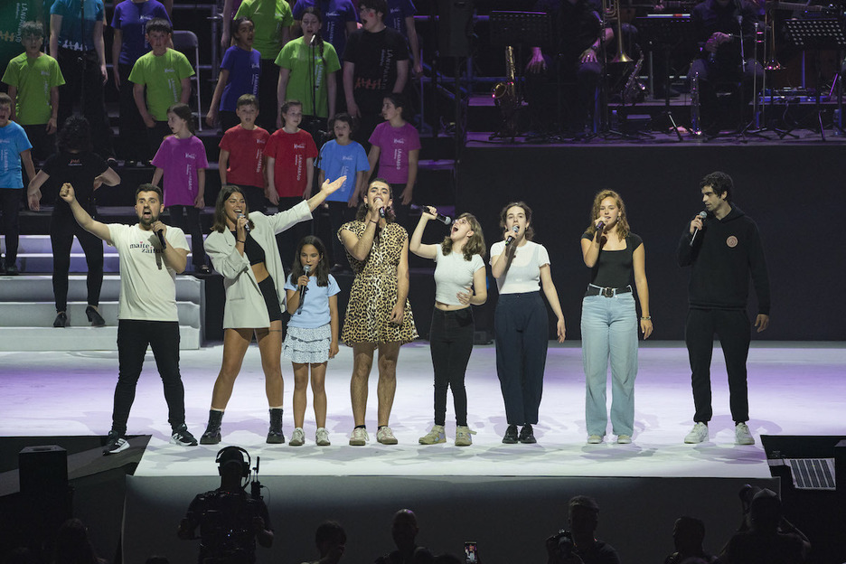 Eszenako hamarnaka artistek parte hartu dute. Eszenako hamarnaka artistek parte hartu dute.