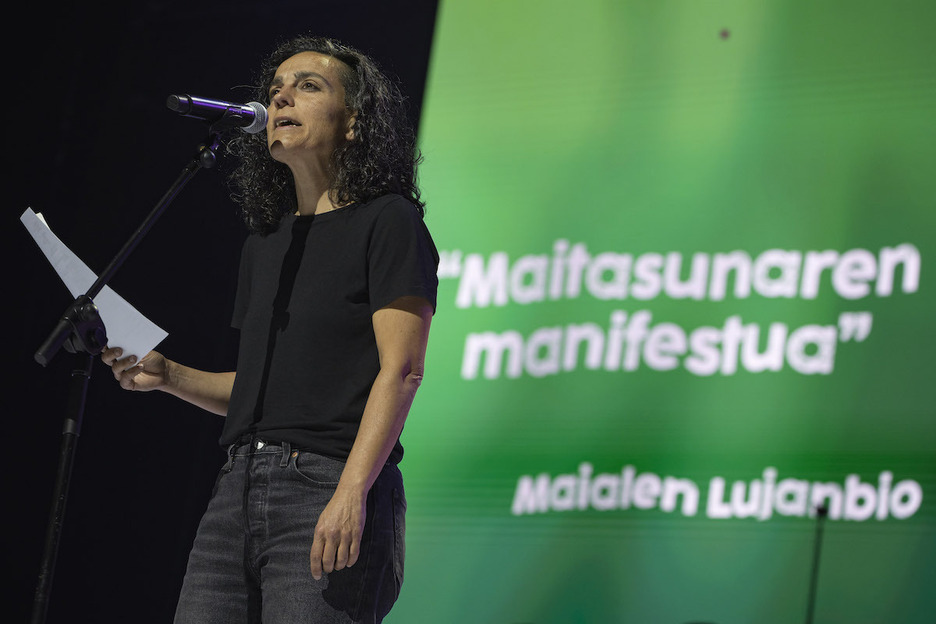 Maialen Lujanbiok ‘Maitasunaren manifestua’ irakurri du. Maialen Lujanbiok ‘Maitasunaren manifestua’ irakurri du.