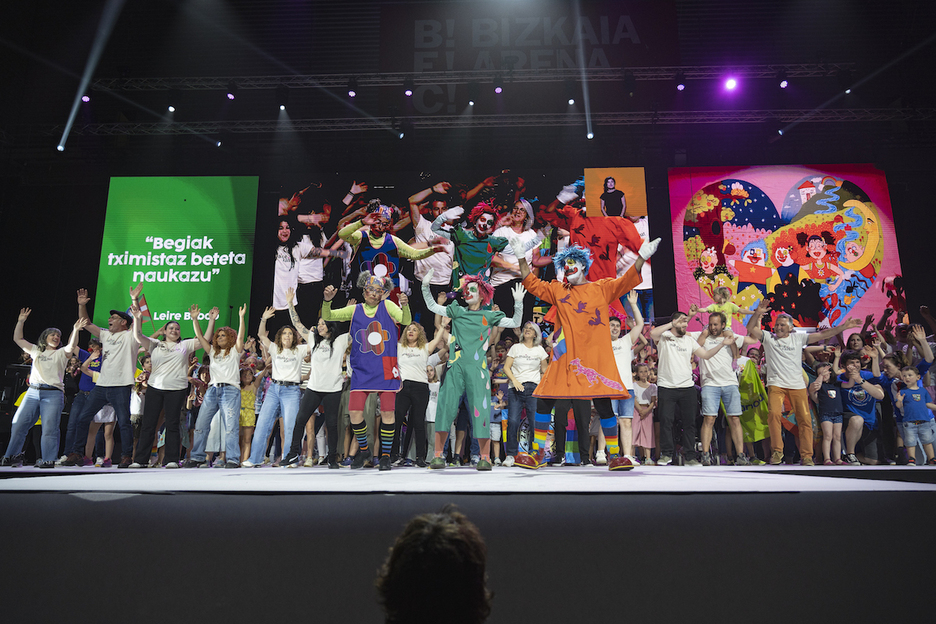 Pirritx, Porrotx eta Marimotots oholtzan, beraien lana aitortzeko egin den jaialdi erraldoian. Pirritx, Porrotx eta Marimotots oholtzan, beraien lana aitortzeko egin den jaialdi erraldoian.