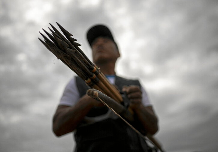 Un miembro de la comunidad nativa de Caimito, de patrulla con arco y flechas.