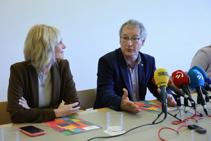 El rector de la UPV/EHU, Joxerramon Bengoetxea, y la vicerrectora Estitxu Garai en la comparecencia de este miércoles.