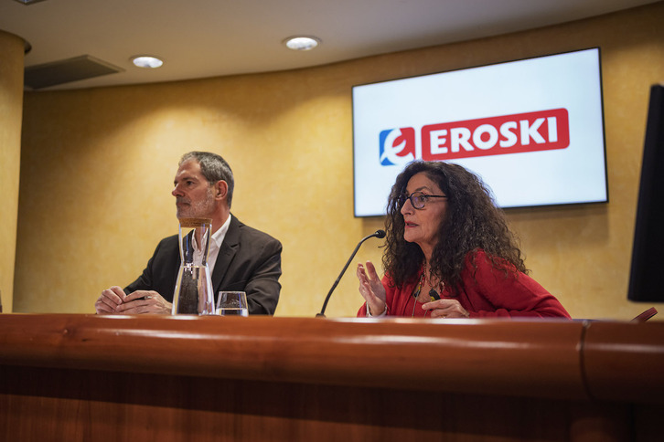 Mikel Larrea y Rosa Carabel, en la presentación de resultados del grupo Eroski.