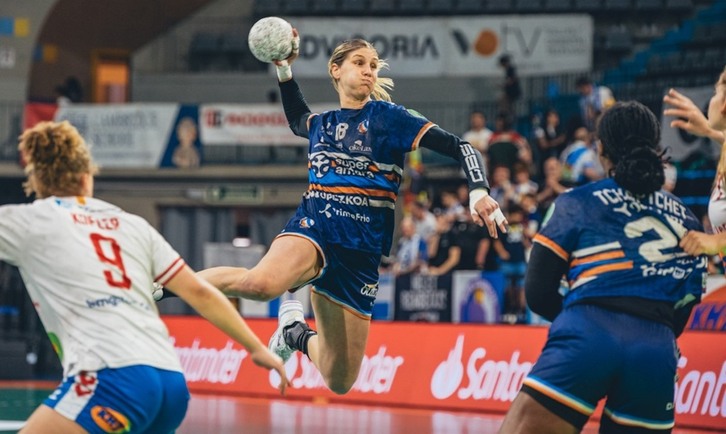 Karsten se dispone a lanzar en un partido anterior ante el Granollers.