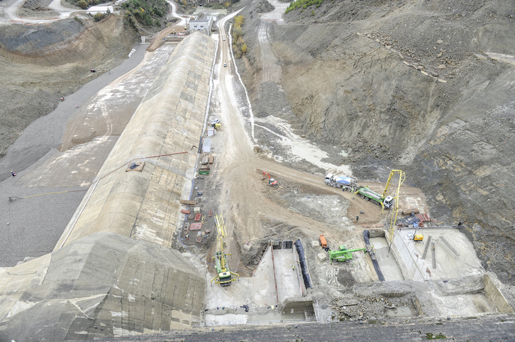 Las obras del recrecimiento de Esa empezaron en 2011. En la imagen, estado de los trabajos en 2014.