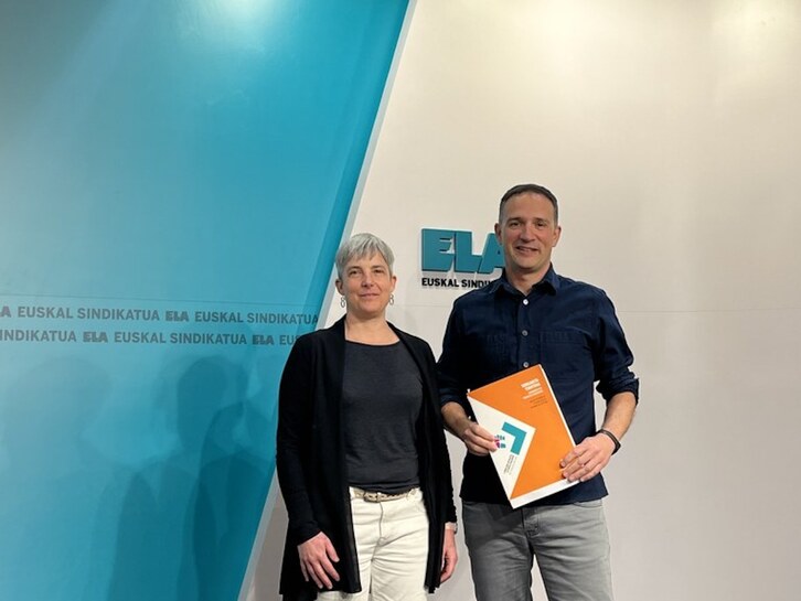 Amaia Muñoa eta Mitxel Lakuntza, kudeaketa txostena aurkezten.