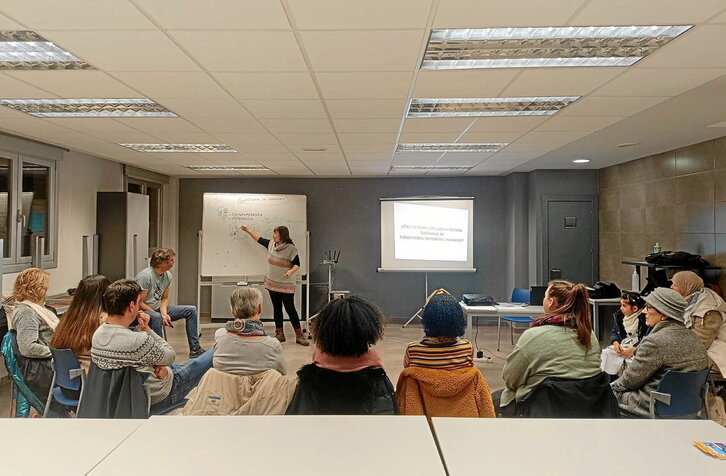 Zaska sarearen ekintza nagusia formazio saioak eskaintzea da. Ikastetxeetan, udaletxeetan, gaztelekuetan zein liburutegietan ibiltzen dira. Iruñeko Udaltzaingoari ere eman diote formazioa.