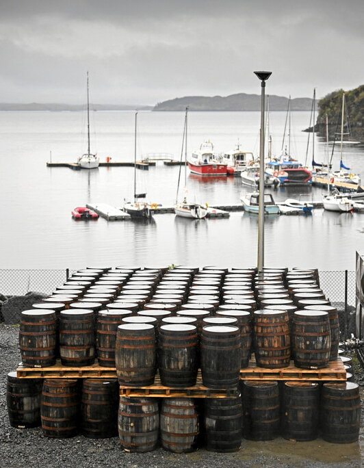 Barriles de la destilería Harris apilados en Tarbert.