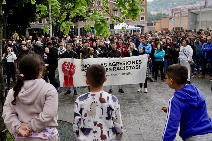 Concentración para denunciar la última agresión contra personas migradas en el barrio bilbaino de San Francisco.
