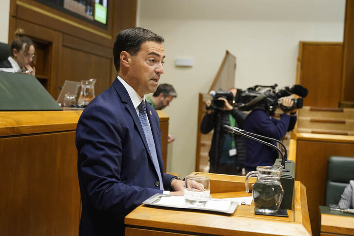 El lehendakari, Imanol Pradales, en su intervención contra la huelga del viernes en el Parlamento.