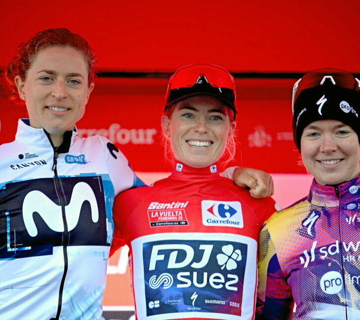 Vollering, entre Reusser y Van der Breggen, como ganadora de la Vuelta.