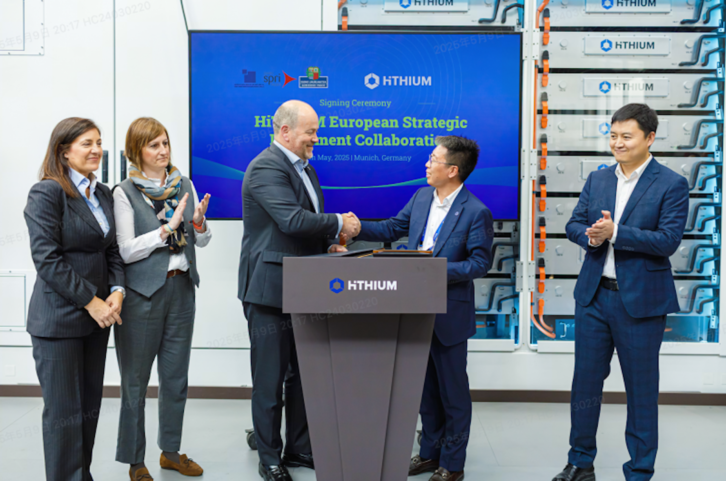 Zigor Urkiaga cierra el acuerdo en presencia de Arrate Aranbarri y Nagore Bonilla.