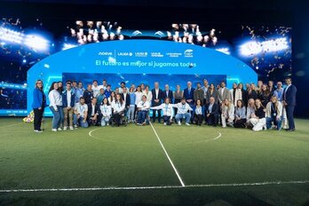 Foto de familia tras el acuerdo de patrocinio alcanzado por Liga F, LaLiga y Moeve.