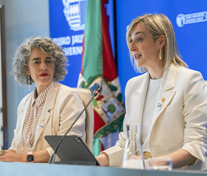 La vicelehendakari, Ibone Bengoetxea , y la portavoz, María Ubarretxena, en rueda de prensa.