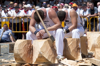 Iker Vicente eta Julen Kañamares atseden hartzen Nafarroako Binakako aizkolarien finalean.