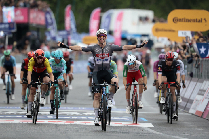 Kaden Groves hanka bakarrarekin nagusitu da Napoliko esprintean.