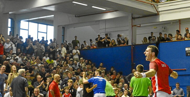 Altuna III.a, Lasoren eta goraino beteta zegoen Atano III.aren aurrean, finalerako txartela ospatzen.