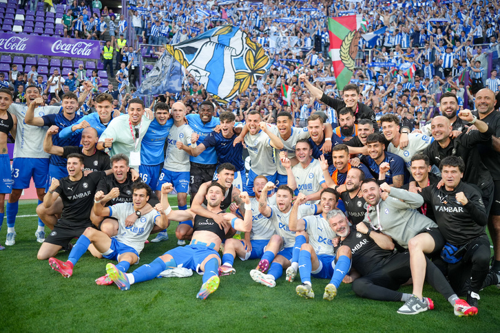 Los babazorros festejan la salvación en el césped de Zorrilla.