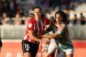 Zubieta, en la imagen en un partido entre Athletic y Betis, repite en la convocatoria de Tomé.