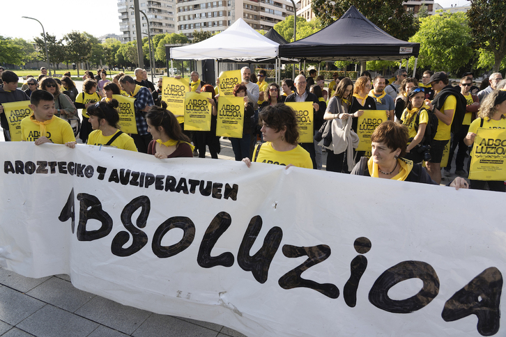 Concentración reclamando la absolución de los encausados por Aroztegia, el lunes en Iruñea.