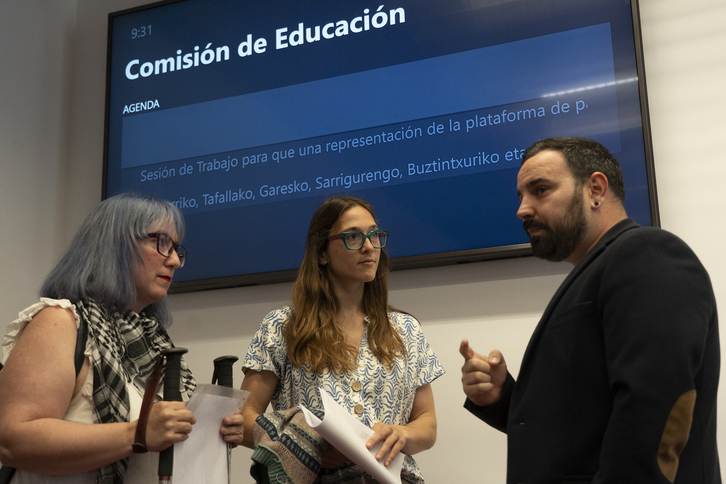 Familias de los centros afectados por la ampiación del PAI en modelo D, en el Parlamento.