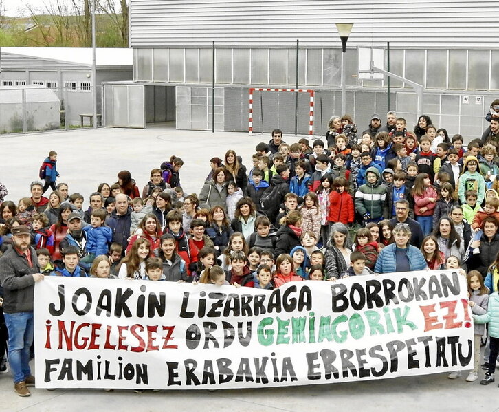 Protesta en el centro de Sarriguren contra el PAI.