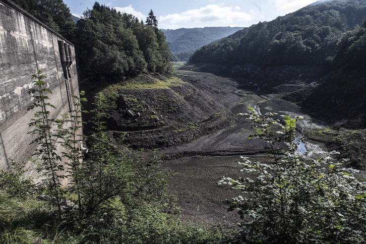 Imagen del embalse y de la presa de Artikutza.