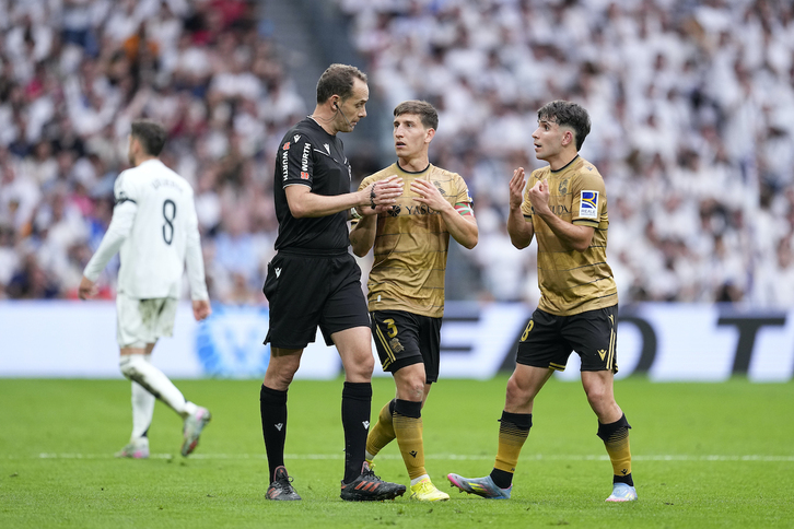 Aihen Muñoz y Pablo Marín protestan el penalty a Melero López.