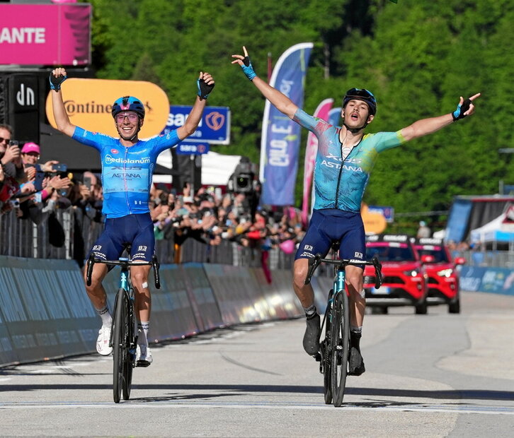 Fortunato eta Scaroni Astanako taldekideak, elkarrekin helmugaratzen.