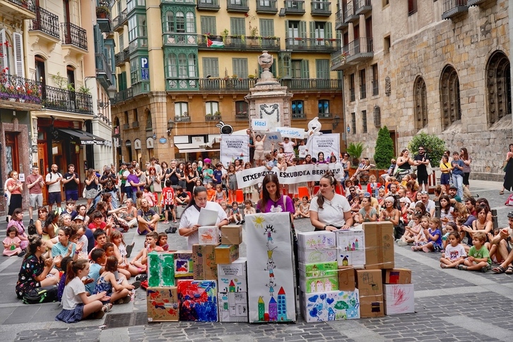 Comparecencia de las asociaciones de familias y sindicato de vivienda AZET en el Casco Viejo bilbaino.
