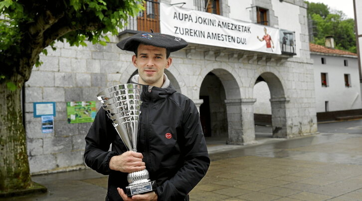 Buruz Buruko txapelarekin eta garaikurrarekin, Jokin Altuna nekatuta baina pozarren zegoen Amezketako plazan.