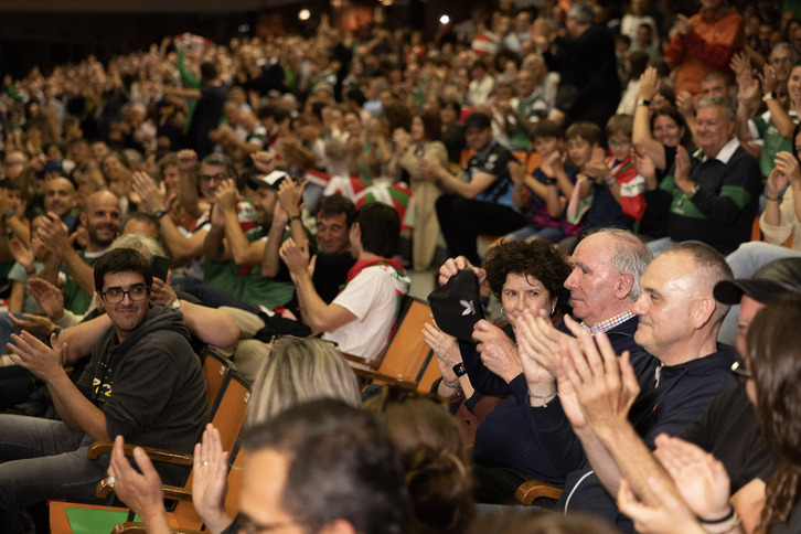José Ángel Iribar, en las gradas del Jai Alai.