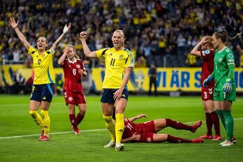 Blackstenius firmó un hat-trick en el decisivo choque entre Suecia y Dinamarca.