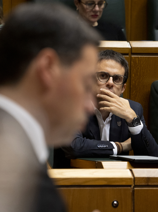 Pello Otxandiano escucha con atención al lehendakari, Imanol Pradales.