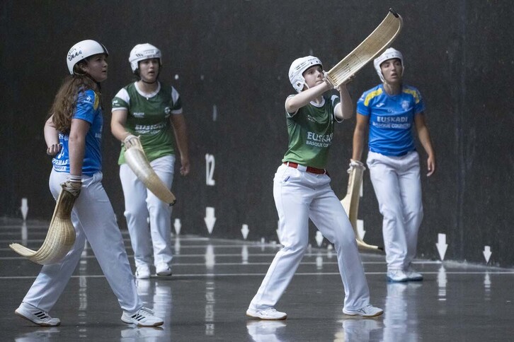 Elaia Gogenola pilota bat xisteran sartzen, Espainiaren aurkako deman.