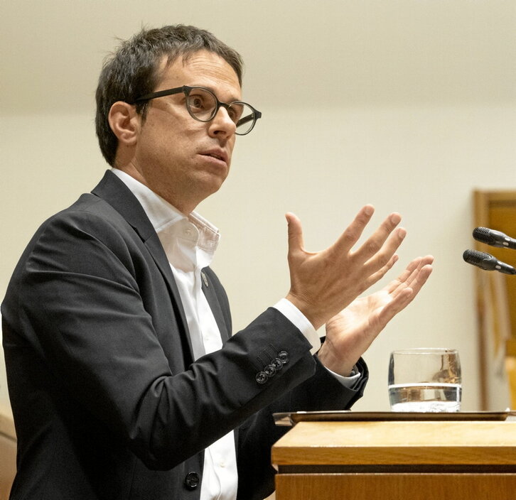 El lehendakari, Imanol Pradales, intervino en el pleno.