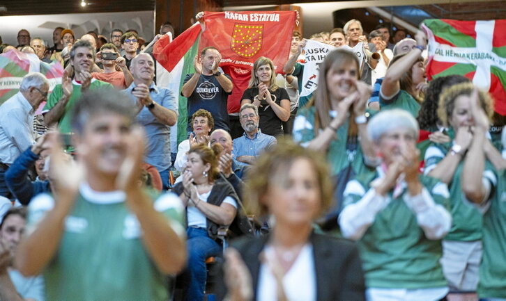 Ehunka zale batu ziren atzo Gernikako Jai Alai pilotalekuan, Euskal Selekzioa hauspotzeko.