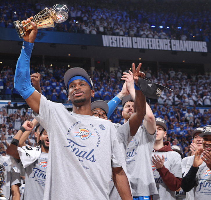 Shai Gilgeous-Alexander levanta el título de campeón de la Conferencia Oeste de los Oklahoma City Thunder.